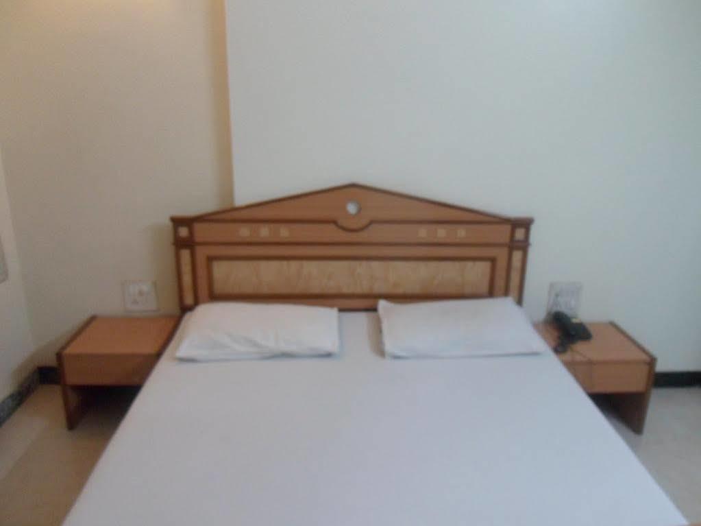 Pooja International Nashik Hotel Buitenkant foto