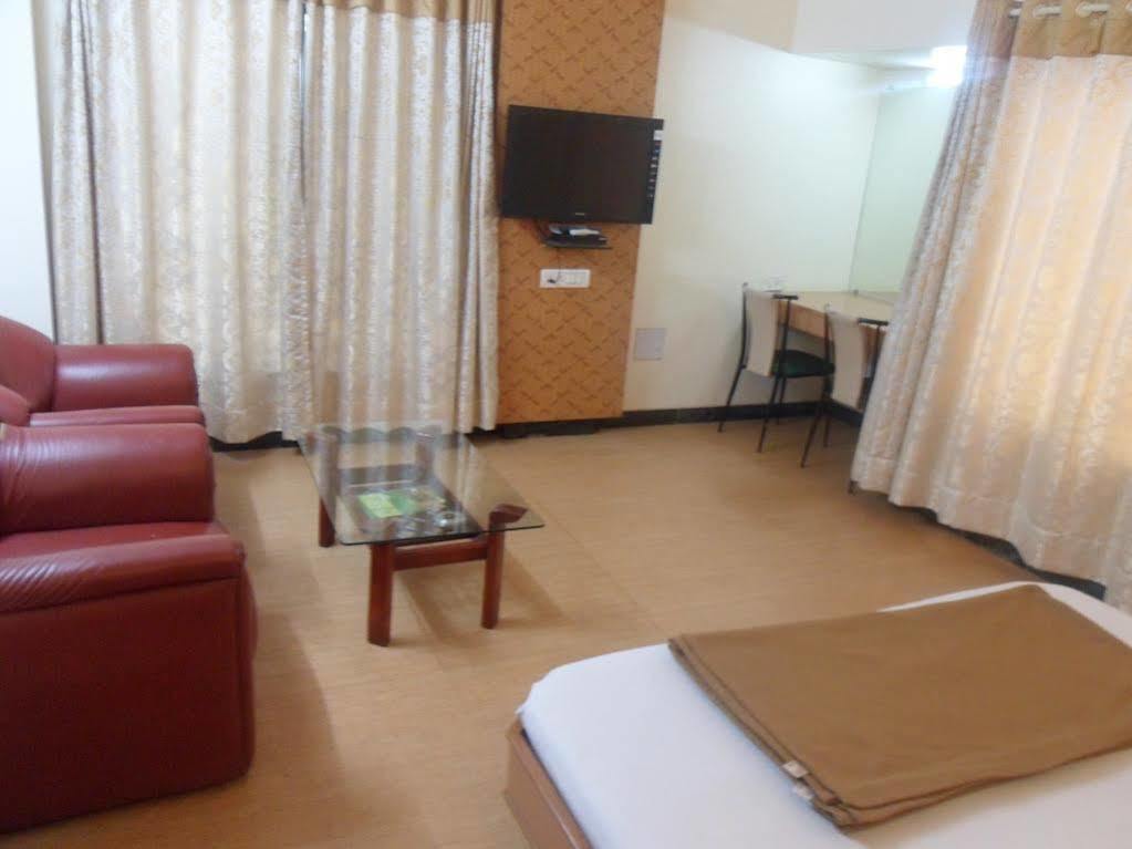 Pooja International Nashik Hotel Buitenkant foto