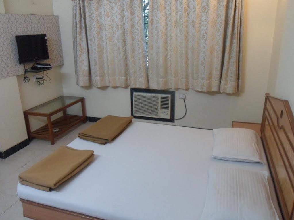 Pooja International Nashik Hotel Buitenkant foto