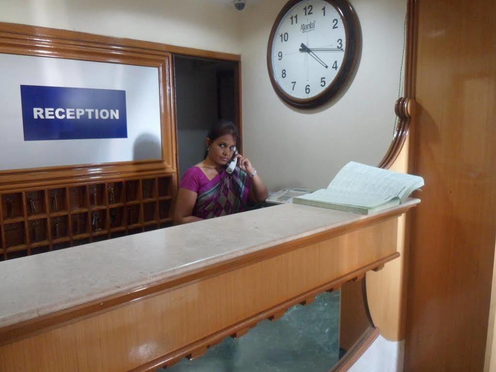 Pooja International Nashik Hotel Buitenkant foto