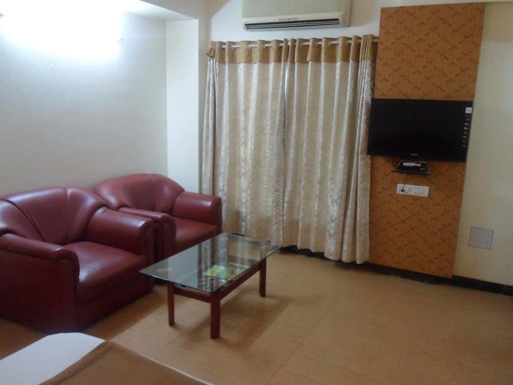 Pooja International Nashik Hotel Buitenkant foto